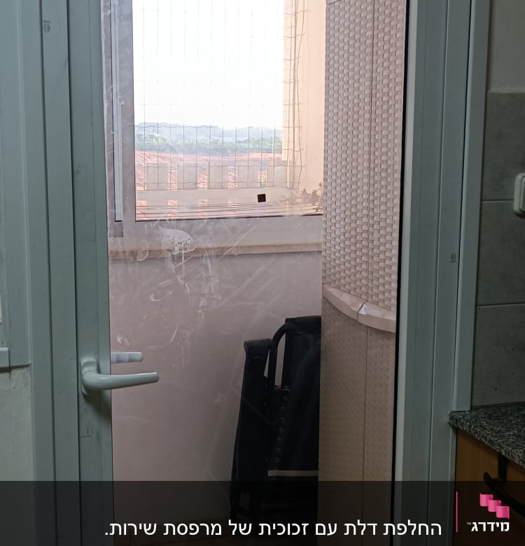 דלת אלומיניום עם ידית וחלון זכוכית